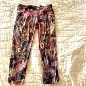 Lululemon crop legging with 5 pockets!  size 6